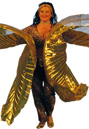 Dschanan in einem goldenem Kostüm mit Isiswings